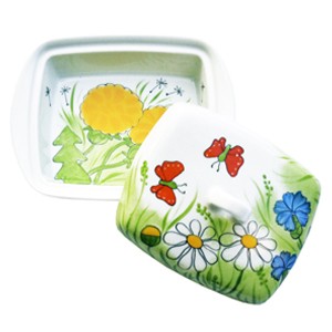 Helina Tilk: Handbemaltes Porzellan & Heimtextilien - Handbemalte Butterdose aus Porzellan mit 2 roten Schmetterlingen mit allen Blumen - Porzellan Geschirr hier kaufen